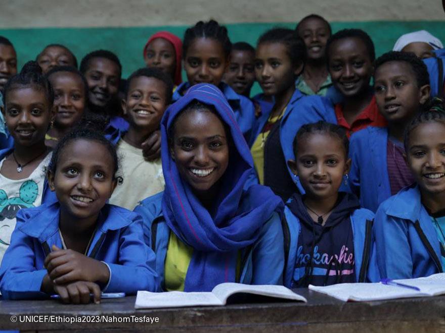 La joven Belaynesh, en el centro de la imagen, por fin ha podido volver al colegio. Una adolescente en el colegio