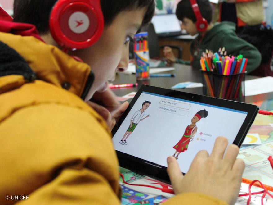 Ejemplo de uso de la herramienta Akelius facilitada por UNICEF. Un niño con una tablet
