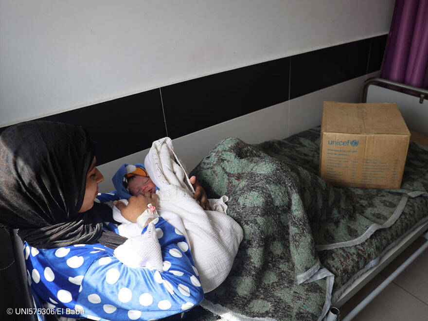 La ayuda de UNICEF esperaba a esta mamá en el hospital donde dio a luz a su pequeño. Ayuda a UNICEF