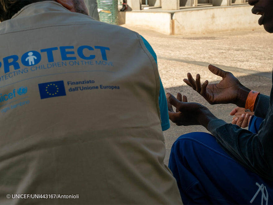 Desde UNICEF estamos trabajando para reforzar la capacidad de los sistemas de acogida. Miembros del staff de UNICEF da ayuda psicosocial