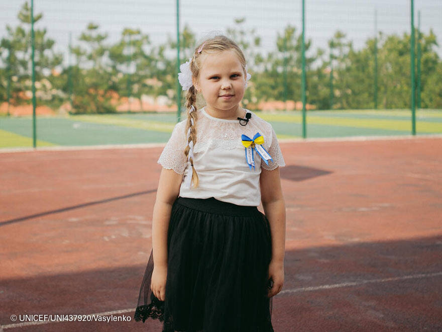 Sofía, de 7 años, nos enseña las nuevas instalaciones deportivas de su colegio. Sofía