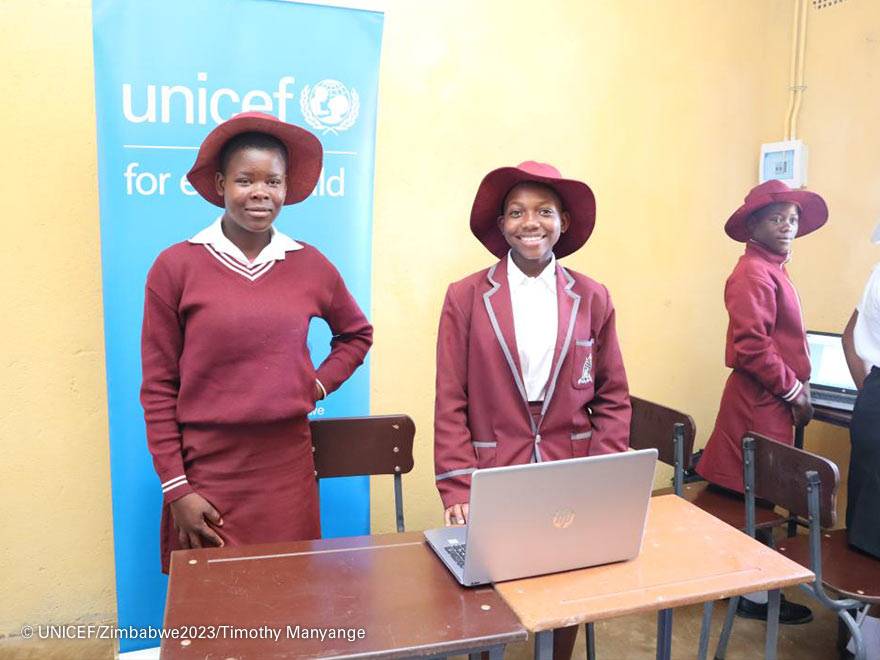 Britney frente a un ordenador