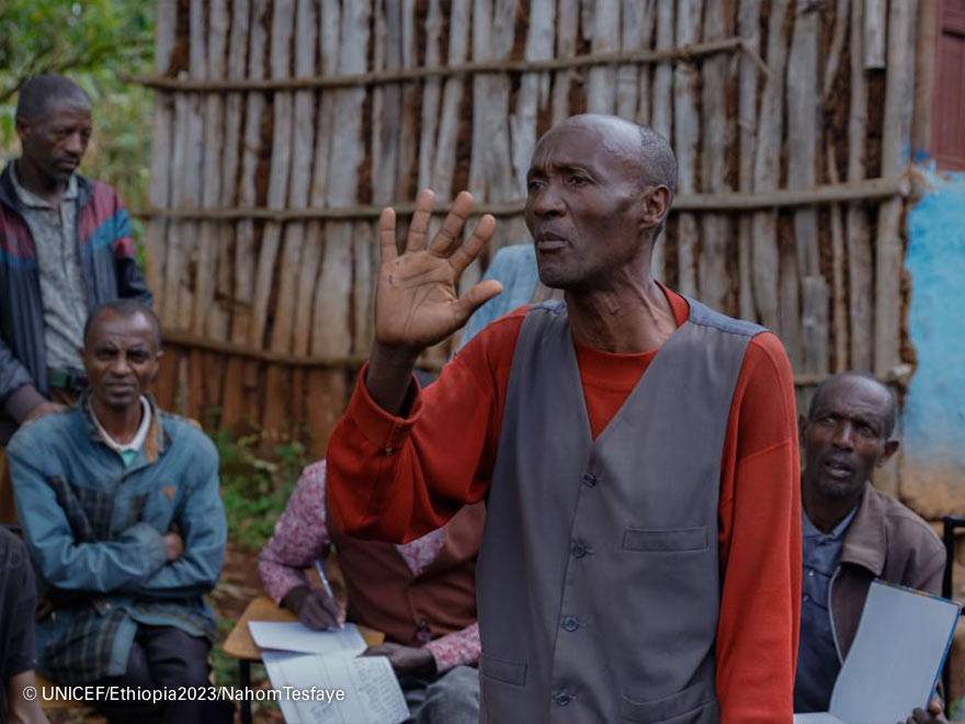 Assefa explica al resto de padres la importancia de proteger los derechos de sus hijas. Una persona habla con los padres