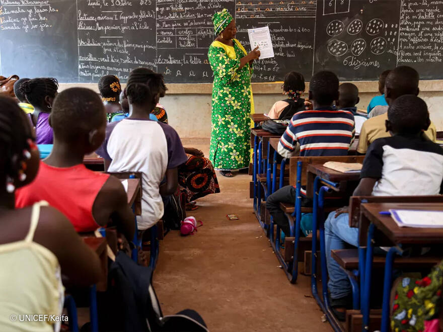 @UNICEF/Keita La profesora Kone les enseña a los alumnos de 4º una de las fichas de ejercicios.