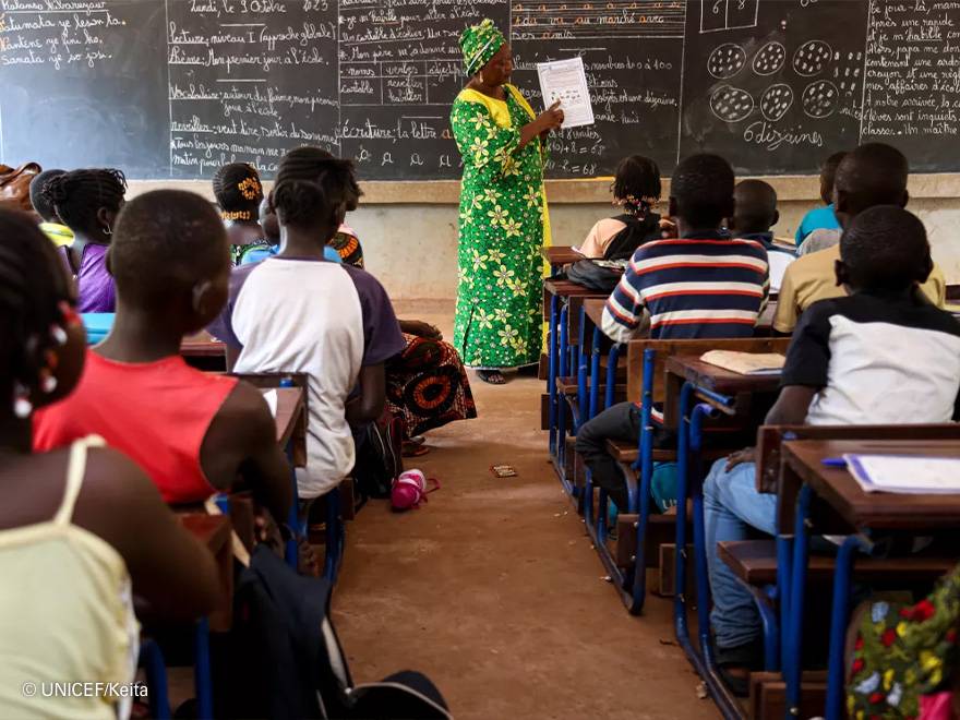 La profesora Kone les enseña a los alumnos de 4º una de las fichas de ejercicios.