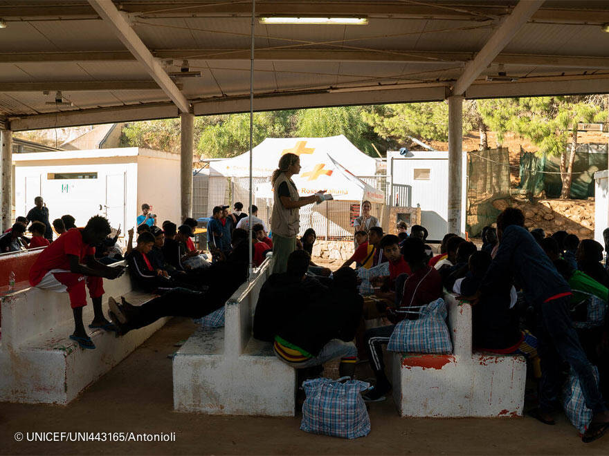 Tenemos equipos de UNICEF desplegados en los centros de recepción. Una mujer habla a un grupo de personas