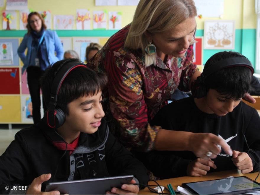 Unos alumnos manejan sus tabletas