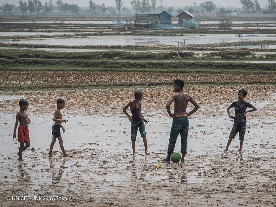 ¿Qué hacemos ante una catástrofe climática dentro de una catástrofe humanitaria? Un niño lleva un bidón
