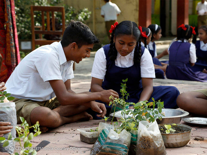 Dos niños en un colegio de la India