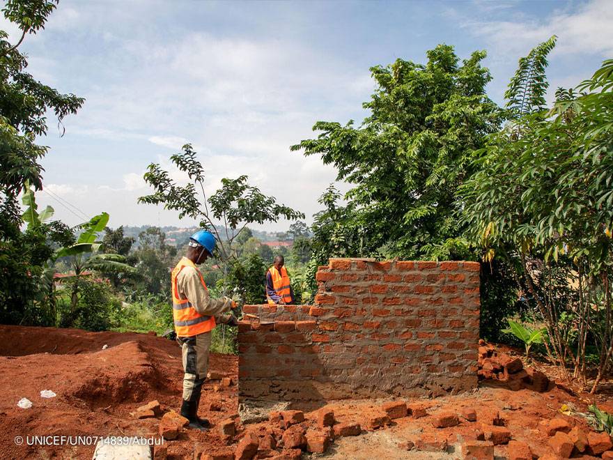 Trabajadores en Uganda haciendo mejoras en las instalaciones de agua y saneamiento