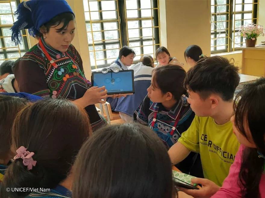 La profesora Trang en una clase