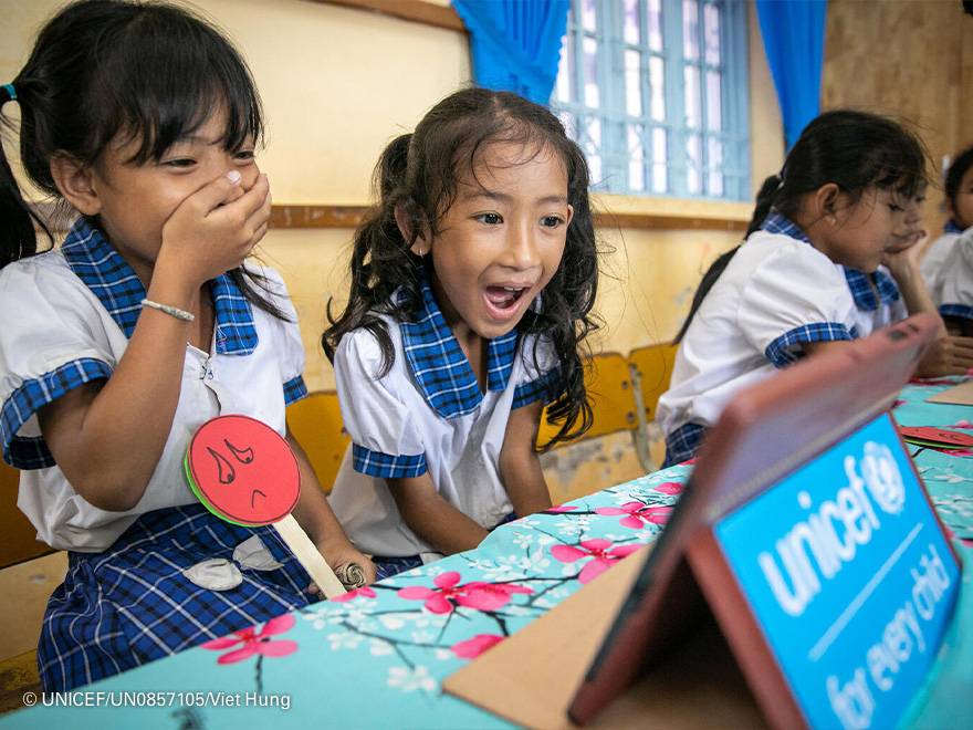 UN0857105 Dos niñas en una escuela de Vietnam usando libros digitales