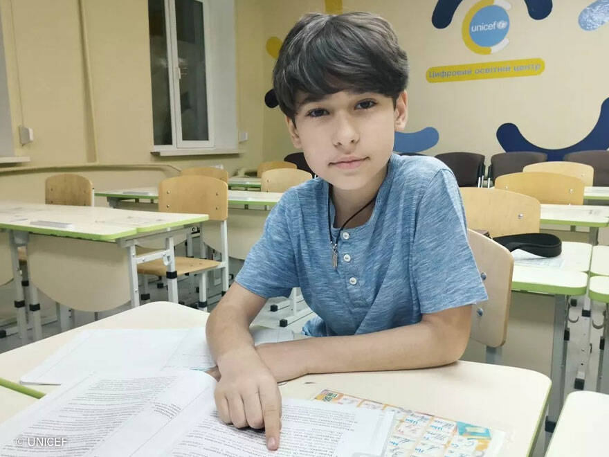 Tu colaboración está ayudando a los niños y niñas ucranianos a perseguir sus sueños. Denys en el colegio
