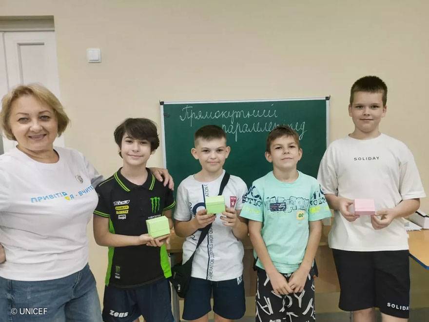 Denys, con un grupo de personas