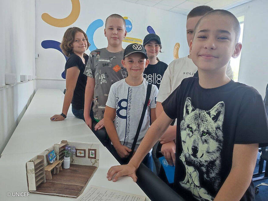 Denys nos enseña la maqueta que ha creado en clase siguiendo sus apuntes. Denys muestra su maqueta