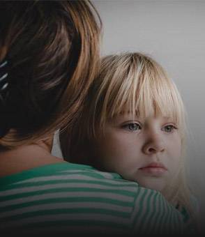 Una niña con su madre