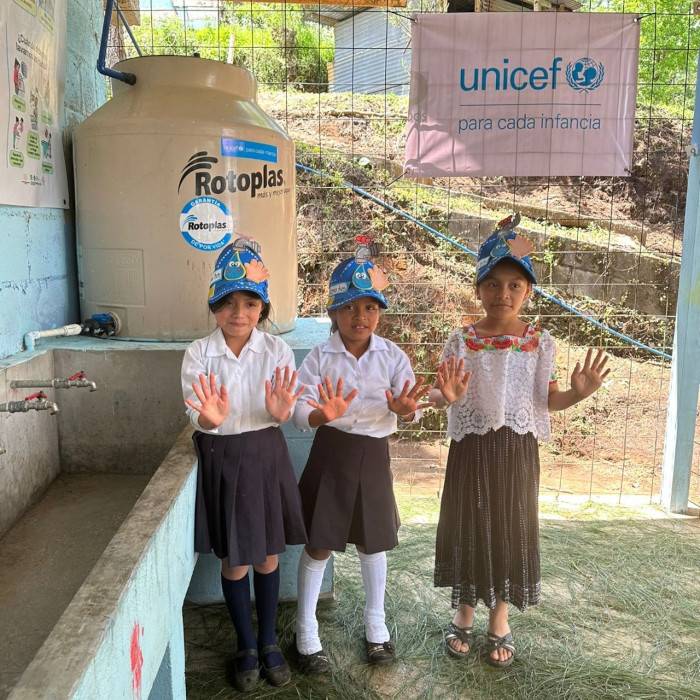Niñas lavándose las manos, Guatemala.