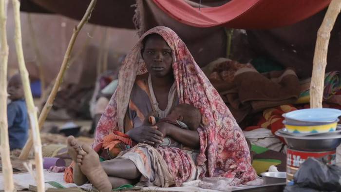 Una madre con su bebé en Sudán.