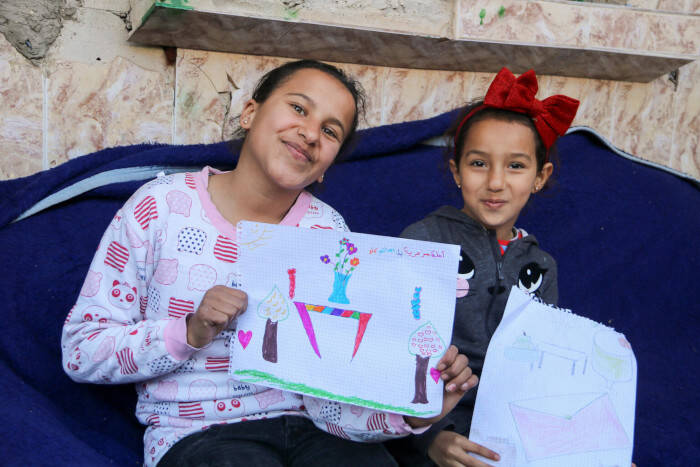 Manar, de 13 años, y su prima en Siria.