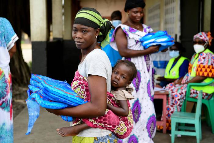 UNICEF distribuye mosquiteras para prevenir enfermedades como la malaria.