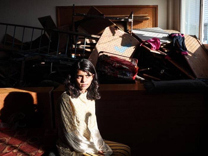Ghazal, de 14 años, se refugia en una escuela