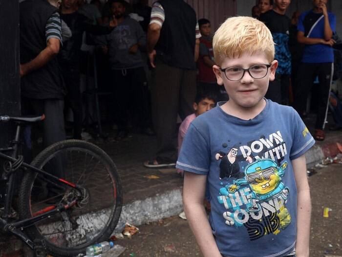 Kenan tiene 10 años y posa ante la cámara
