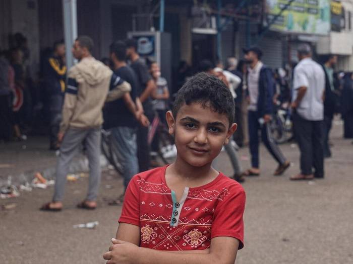Abood posa para la foto con los brazos cruzados