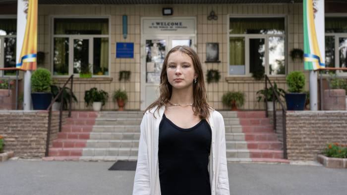 Nika llega a su escuela en Ucrania para retomar las clases presenciales.
