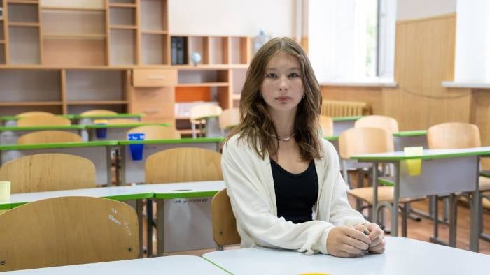 Nika vuelve a la escuela en Ucrania.