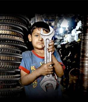 Un niño trabajando