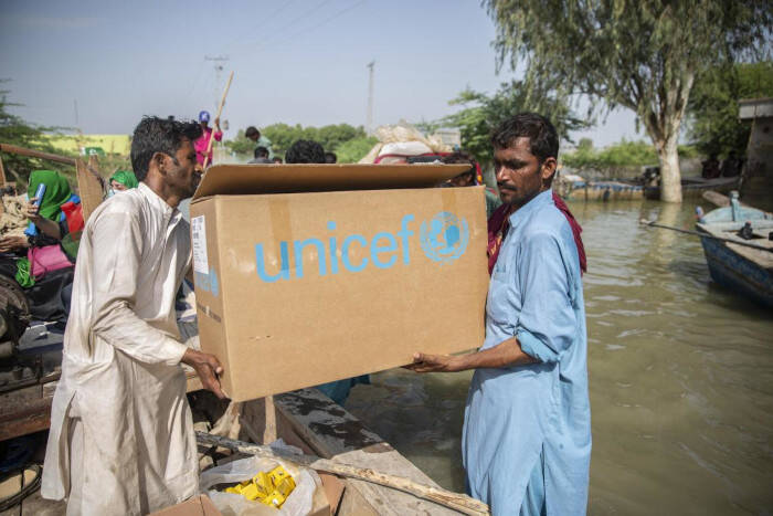 Distribución en bote de suministros de salud en Pakistán.