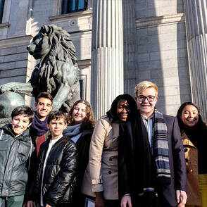 Varios jóvenes y adolescentes en la entrada del Congreso de los Diputados