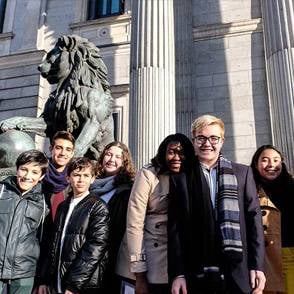 Varios jóvenes y adolescentes en la entrada del Congreso de los Diputados