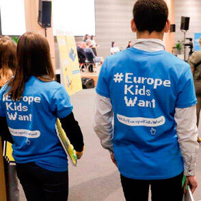 Un grupo de jóvenes participando en el Parlamento Europeo