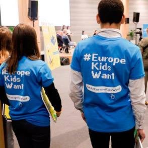 Un grupo de jóvenes participando en el Parlamento Europeo