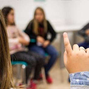 Varios jóvenes participando e interactuando con sus responsables políticos más cercanos