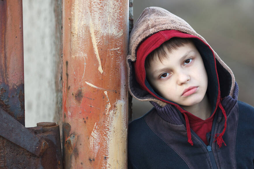 Pobreza infantil Niño deprimido.