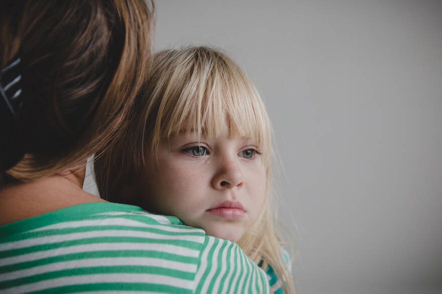 Pobreza infantil Niña en brazos de su madre.