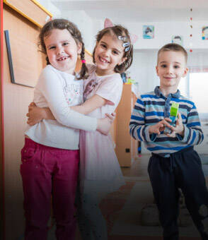 Promoción de políticas de infancia Unas niñas sonriendo en un aula