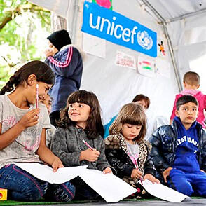Niños escribiendo