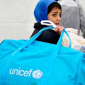 Niño con un kit de supervivencia UNICEF