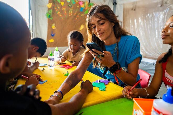 La embajadora de UNICEF España Sara Carbonero interactúa con niños y niñas migrantes en el Darién