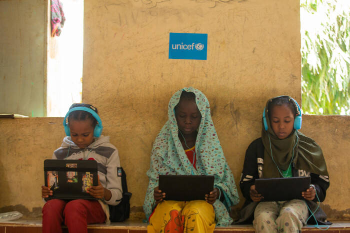 Un grupo de niñas participan en un espacio de UNICEF para continuar su educación.