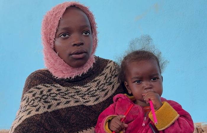 Malaz, de 14 años, desplazada de su país, Sudán.