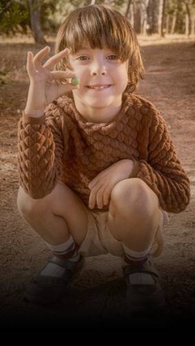 Un niño jugando
