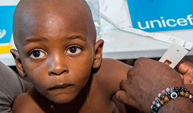 Niño siendo atendido