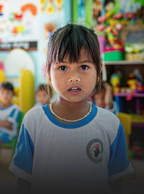 Imagen niña en una escuela infantil