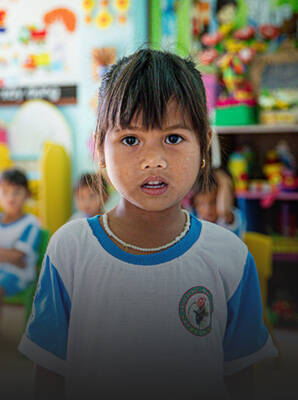 Imagen niña en una escuela infantil