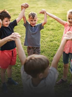 Niños y niñas en circulo cogidos de la mano Niños y niñas en circulo cogidos de la mano