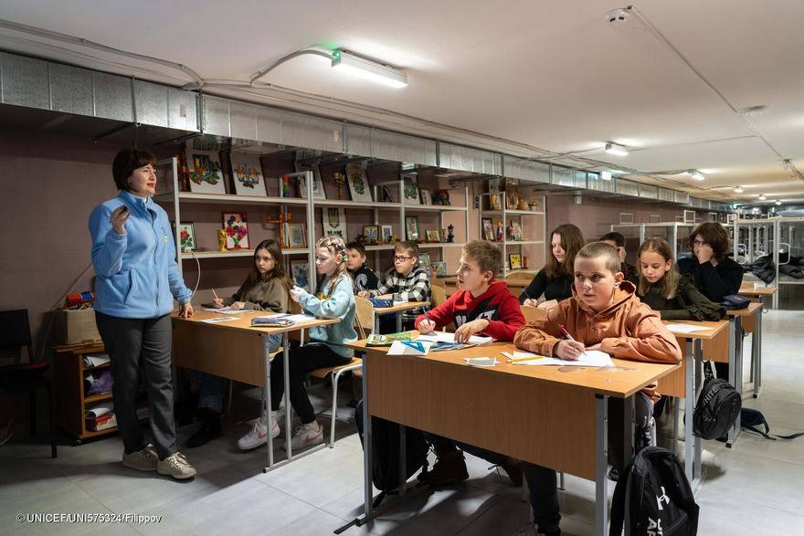 En el refugio antiaéreo que hay bajo una escuela a las afueras de Kharkiv (Ucrania), la profesora de matemáticas Tetiana se pasea por los pupitres de los niños.